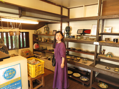 焼き物のお店の中で